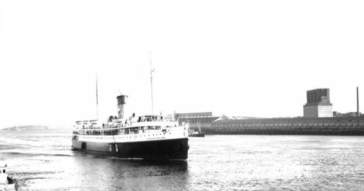 the helene coming into port